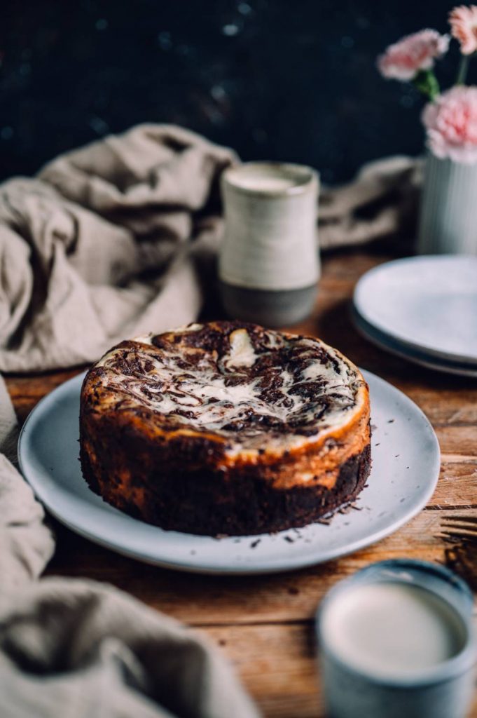 Brownie-Käsekuchen ohne Mehl: Saftiger Schokokuchen mit Cheesecake ...