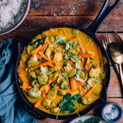 Rosenkohl-Curry mit Spinat, Karotten und Lauch: Vegan, würzig und lecker