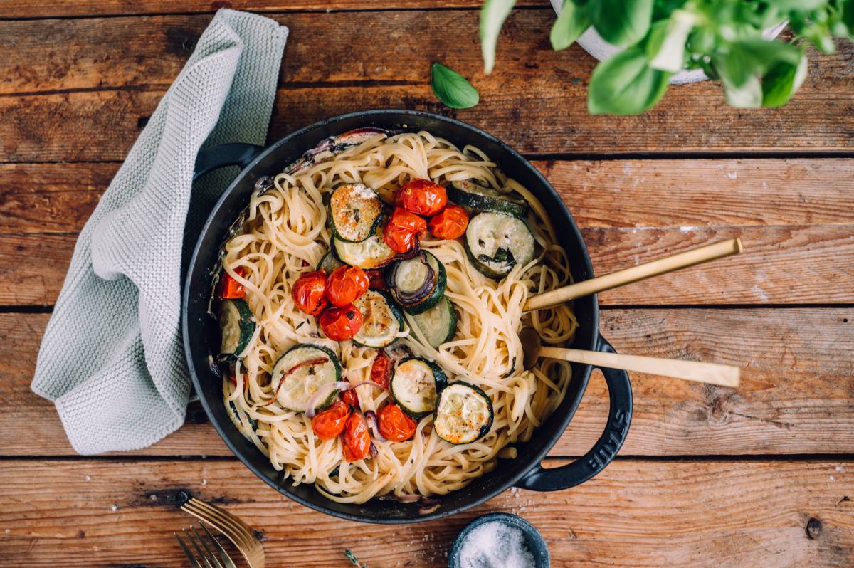 Mediterrane Pasta mit Zucchini und BRESSO 100% PFLANZLICH ⋆ Knusperstübchen