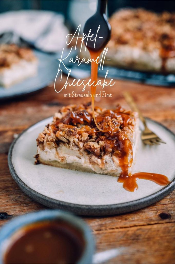 Apfel-Karamell-Cheesecake mit Streuseln: Hallo Herbst! ⋆ Knusperstübchen Apfel-Karamell-Cheesecake mit Streuseln: Hallo Herbst! ⋆ Knusperstübchen