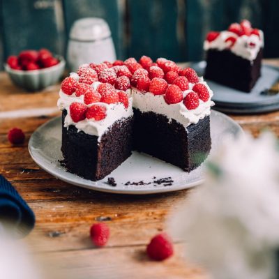 Schokoladenkuchen mit Himbeeren: Schokoladig, cremig und saftig