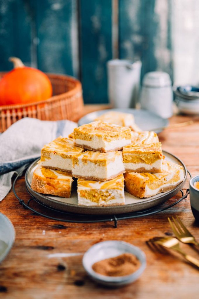 Kürbis-Cheesecake-Bars: Cremiger, herbstlicher Käsekuchen vom Blech mit ...