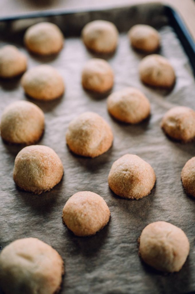 Kokos-Bällchen: Plätzchen mit Kokos und weißer Schokolade ⋆ Knusperstübchen