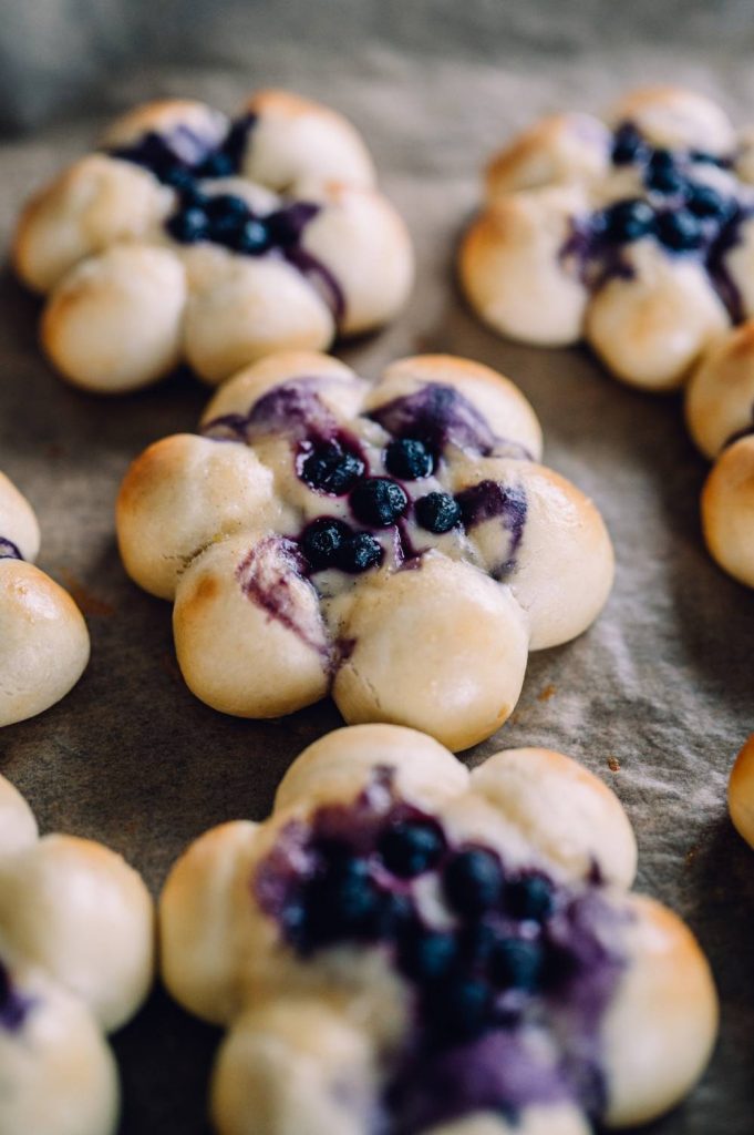 Hefeteilchen mit Pudding und Blaubeeren in Blütenform: Frühling auf dem ...