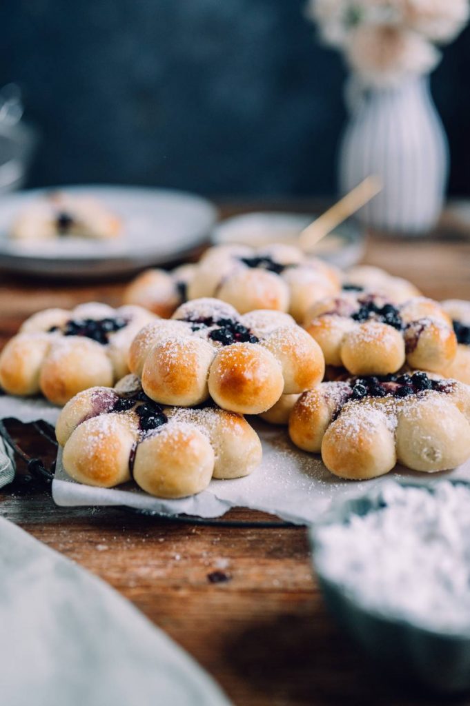 Hefeteilchen mit Pudding und Blaubeeren in Blütenform: Frühling auf dem ...