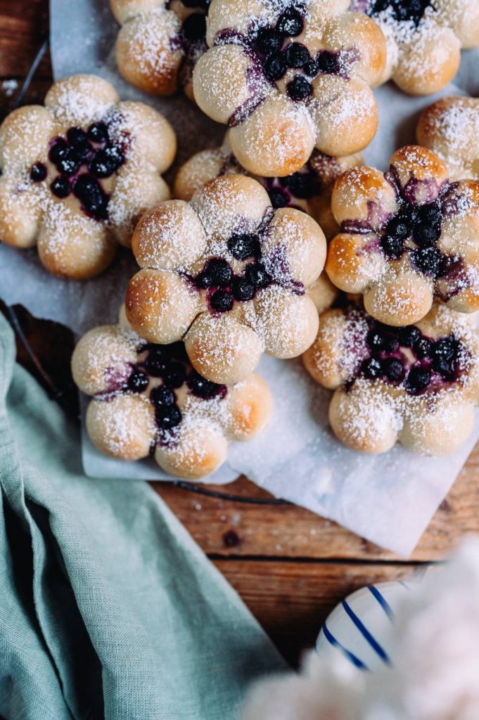 Hefeteilchen mit Pudding und Blaubeeren in Blütenform: Frühling auf dem ... Hefeteilchen mit Pudding und Blaubeeren in Blütenform: Frühling auf dem ...