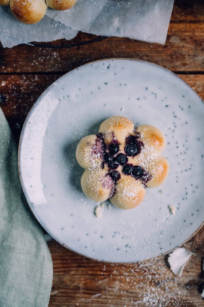 Hefeteilchen mit Pudding und Blaubeeren in Blütenform: Frühling auf dem ...