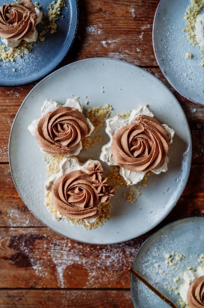 Weihnachtsdessert: Geeiste Spekulatius-Mousse oder Marzipan-Mousse mit ...