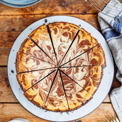 Marmor-Käsekuchen mit Keksboden: Cremiger Cheesecake mit Vanille und Schokolade