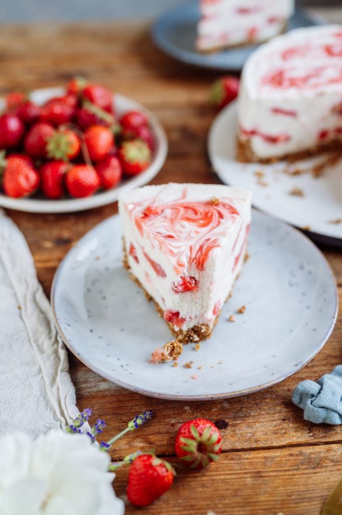 Erdbeertorte mit Knuspernussboden ohne Backen ⋆ Knusperstübchen