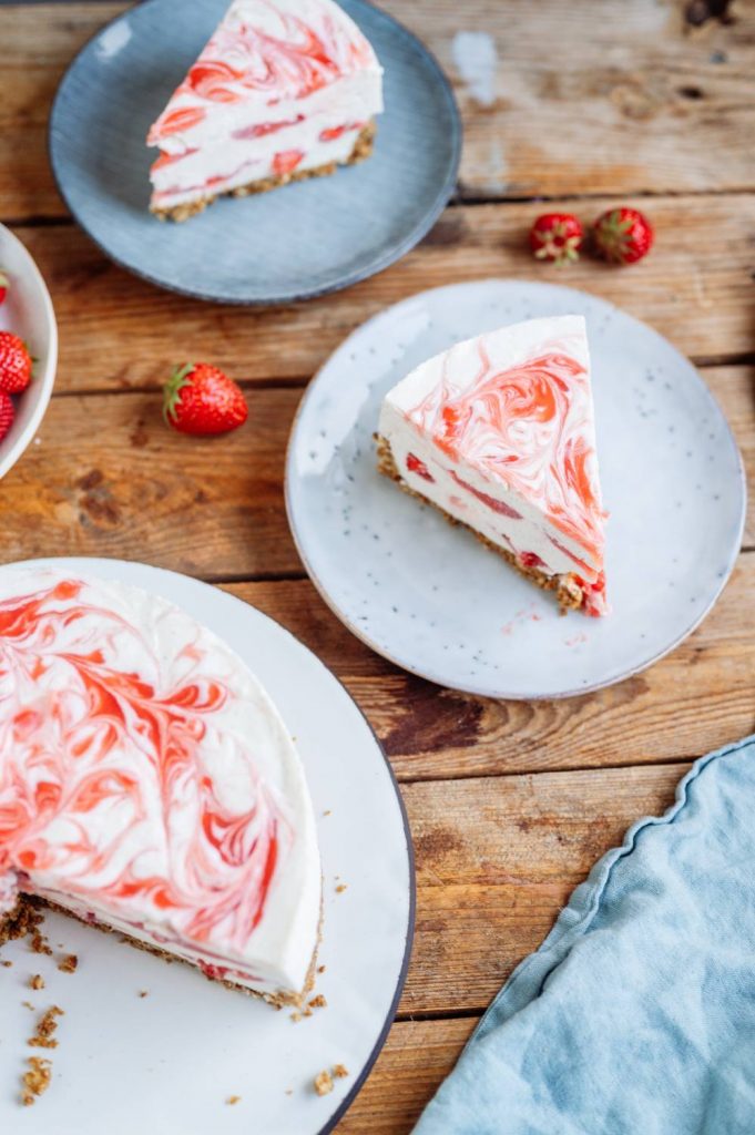 Erdbeertorte mit Knuspernussboden ohne Backen ⋆ Knusperstübchen