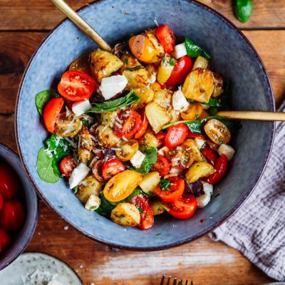 Mediterraner Ofenkartoffelsalat mit Tomate und Mozzarella