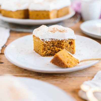 Kürbiskuchen vom Blech mit Mascarpone-Frosting und Zimt: Saftig und Fluffig