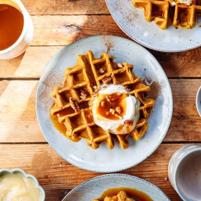 Kürbiswaffeln mit Pumpkin Spice Karamellsauce – Herbstlicher Waffelgenuss für gemütliche Tage