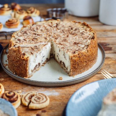 Zimtschnecken-Cheesecake mit Haferkeks-Boden