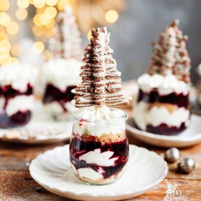 Schichtdessert – Wintertraum mit weißer Creme und Beeren