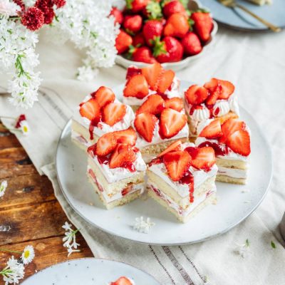 Erdbeer-Biskuit-Schnitten mit erfrischender Creme & Tipps für den Biskuitboden