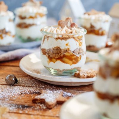 Dessert im Glas mit Zimtapfel und Spekulatius
