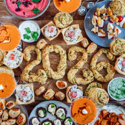 Silvester-Snacks: Kräuter-Käse-Brot, verschiedene Dips und Fingerfood